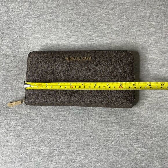 Michael Kors Signature Jet Set Continental Leather Zip Wallet - Picture 4 of 12